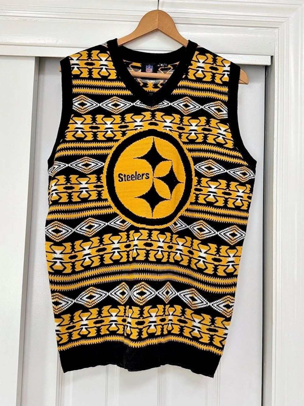 NFL Team Apparel Pittsburgh Steelers Mens XL Sweater Vest
Geometric Knit Black